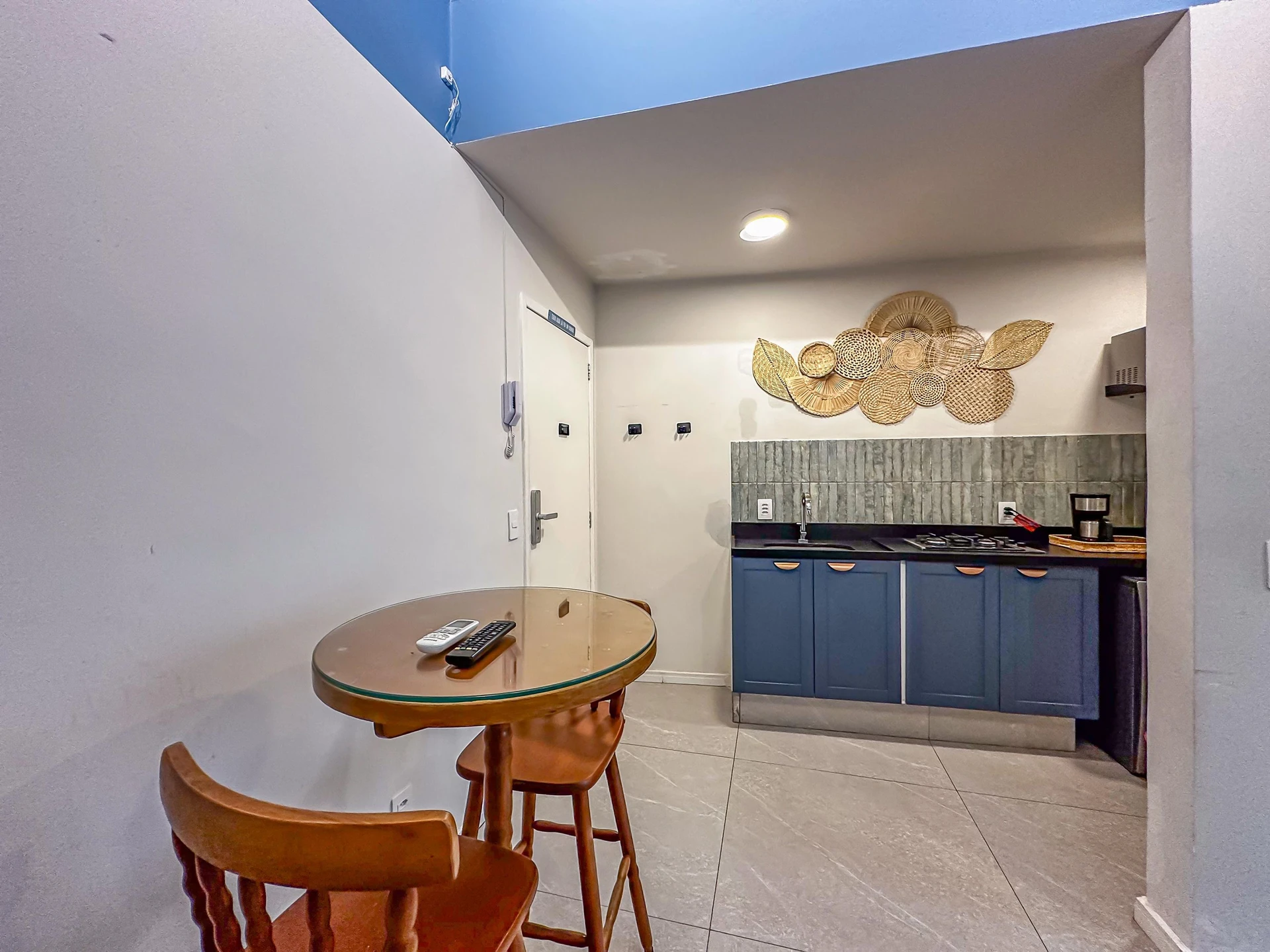 Furnished studio with glass shower and 1 bedroom — photo 14