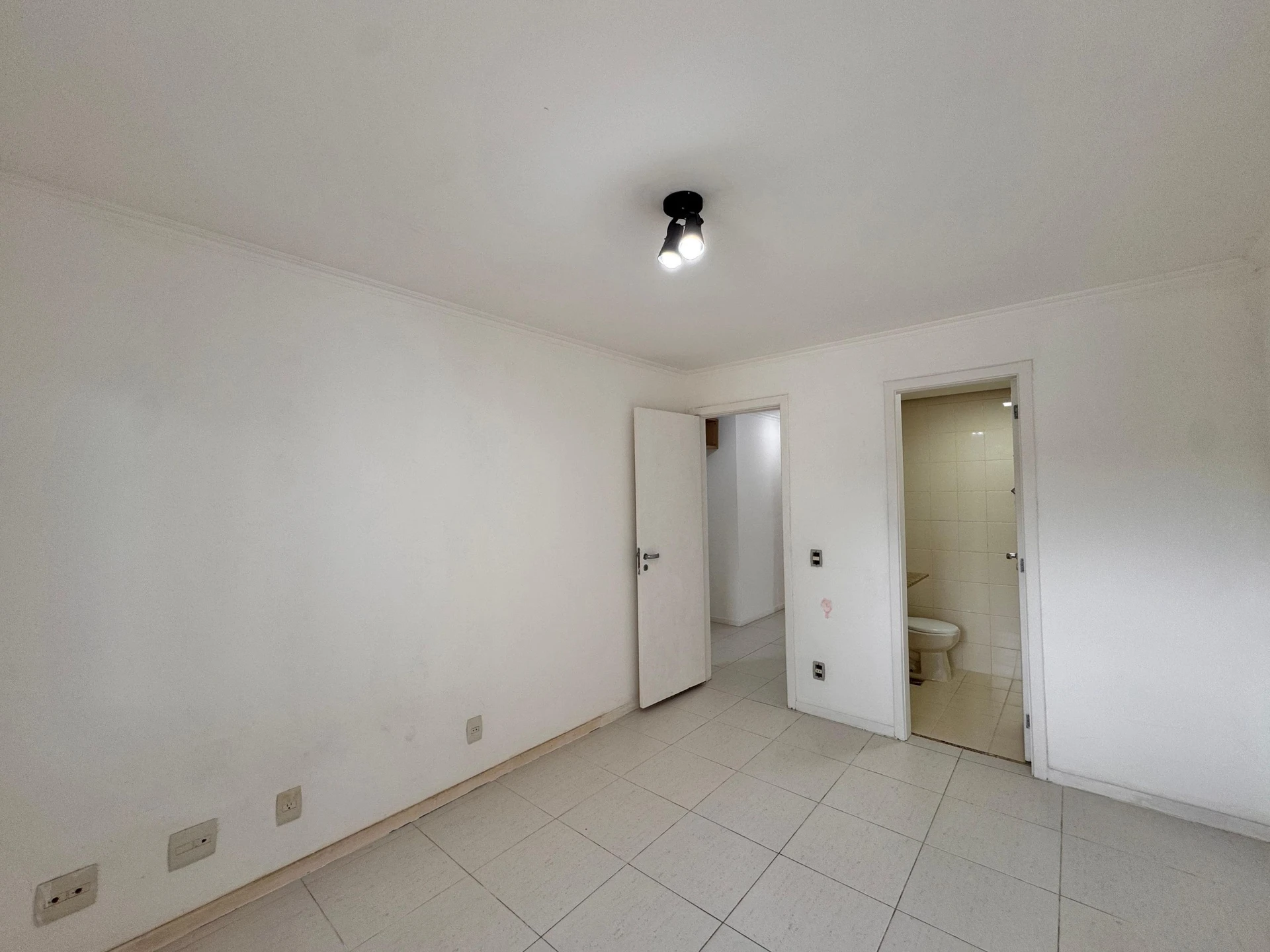 4-bedroom apartment with balcony and private BBQ grill — photo 38