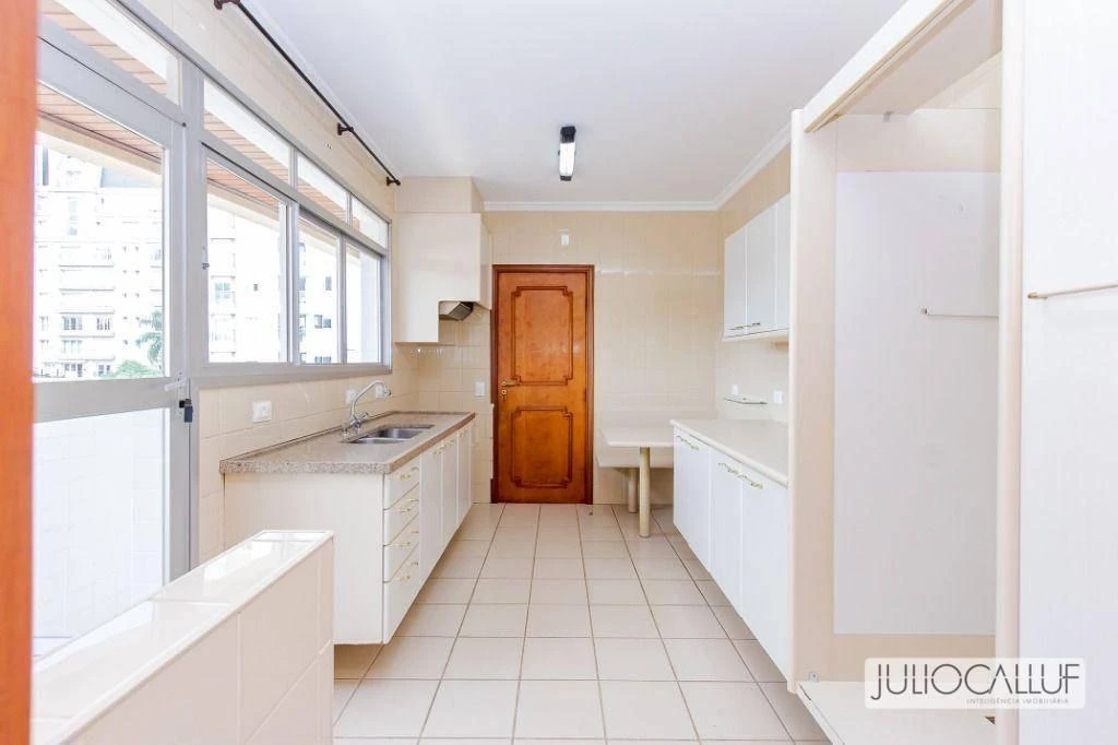 Застеклённый балкон и 3 спальни: квартира 151 м² — photo 21