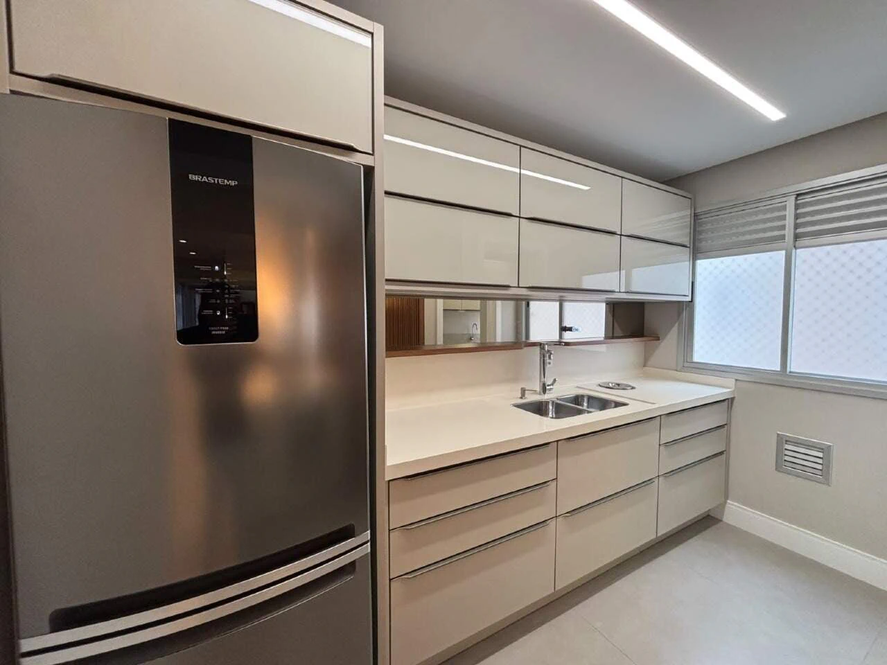 3-bedroom apartment in a building with a gym — photo 6