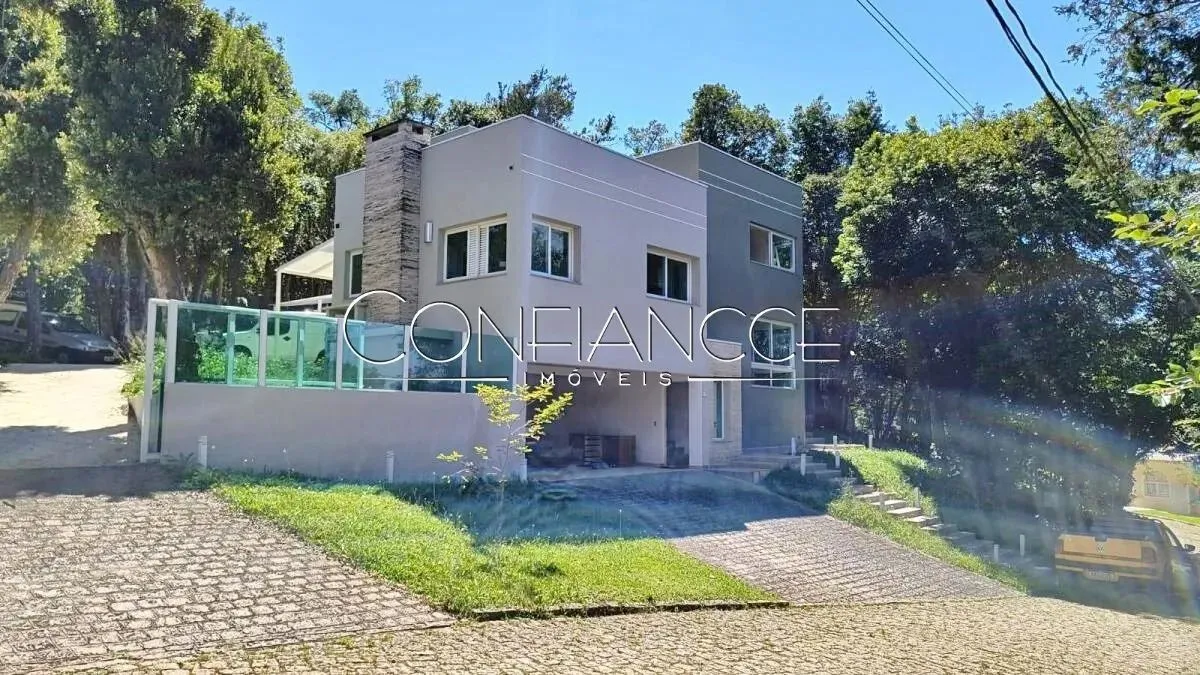 House in a gated community with 5 bedrooms and 370 m²
