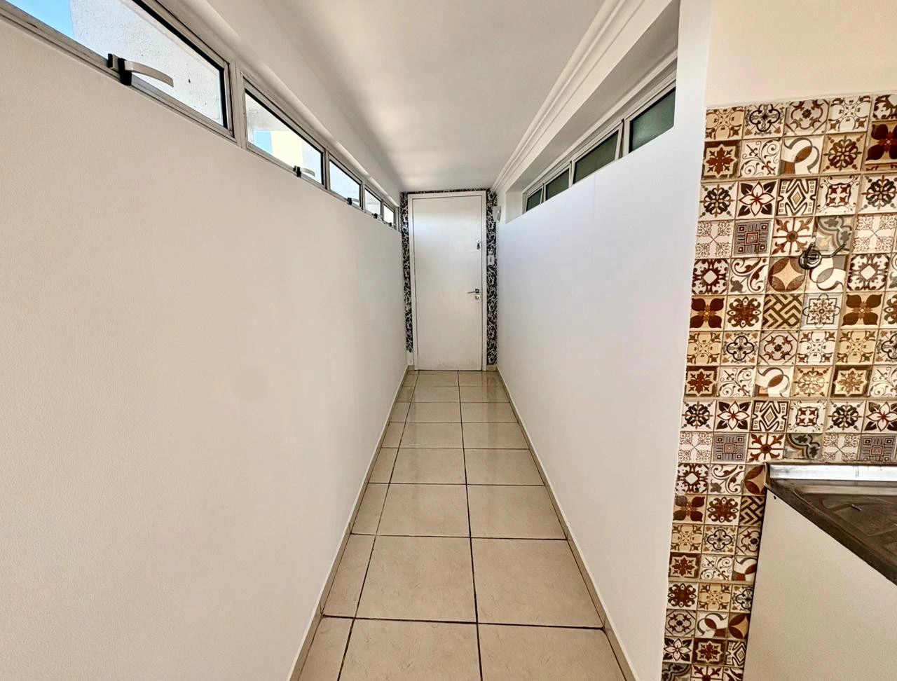 Wood or laminate floors in a 2-bedroom apartment, 86 m² — photo 11