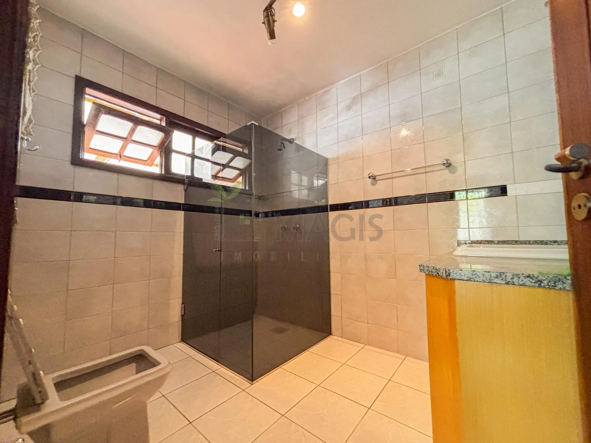 House with 5 bedrooms and 13 parking spaces across 2 floors — photo 21