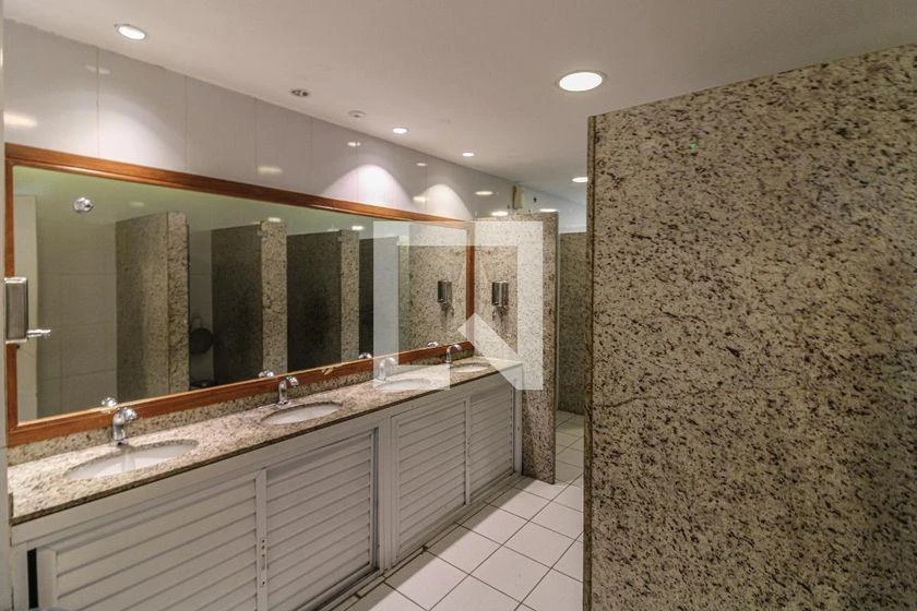 3-bedroom apartment with a glass-enclosed balcony — photo 31