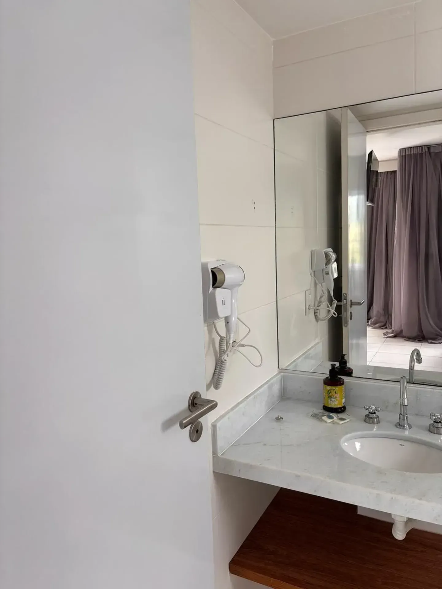 Apartamento com 2 quartos e varanda fechada de vidro — photo 21
