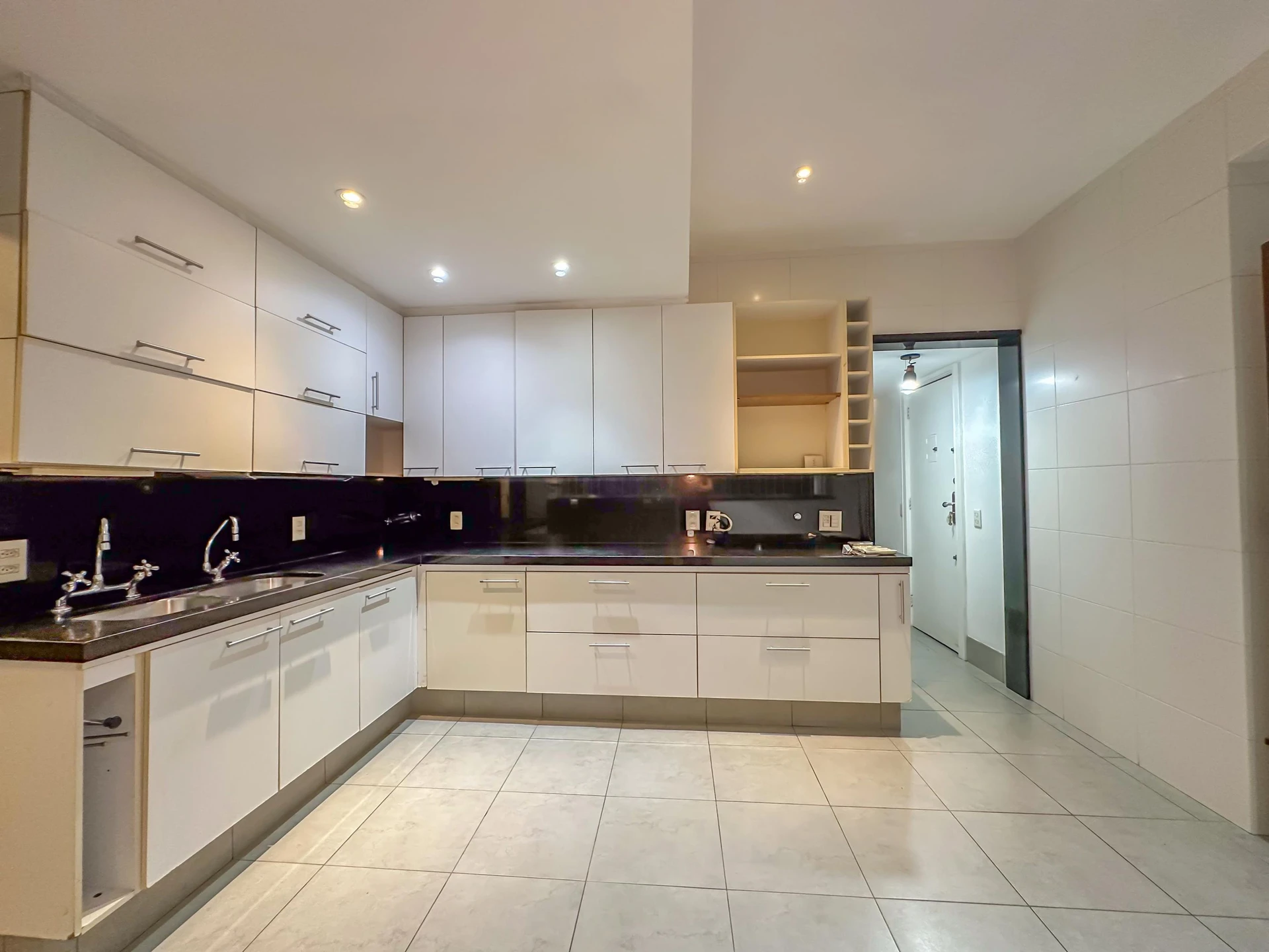 Apartment, 275 m², with a glass-enclosed balcony — photo 51