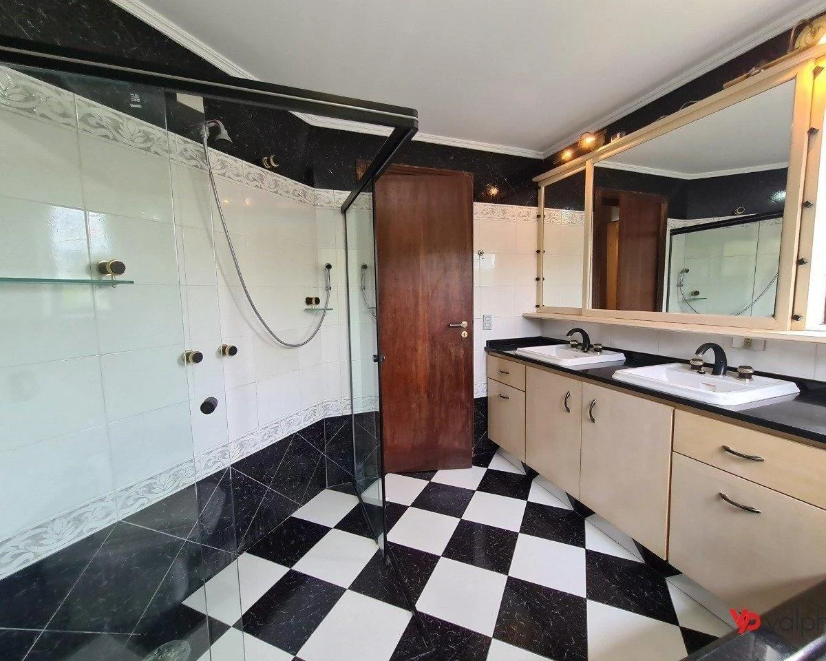 Condo house with 3 bedrooms and 5 bathrooms — photo 40