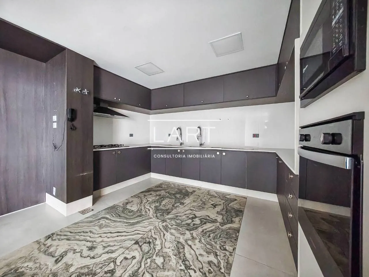 Furnished apartment, 465 m², with a water view — photo 2