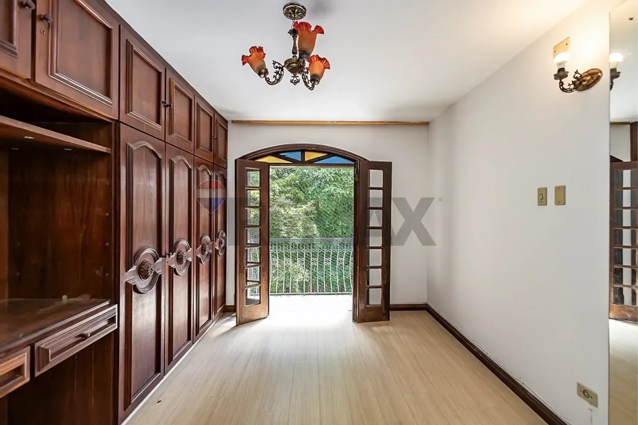 House with 3 bedrooms, 1 en-suite and private garden 309 m² — photo 49