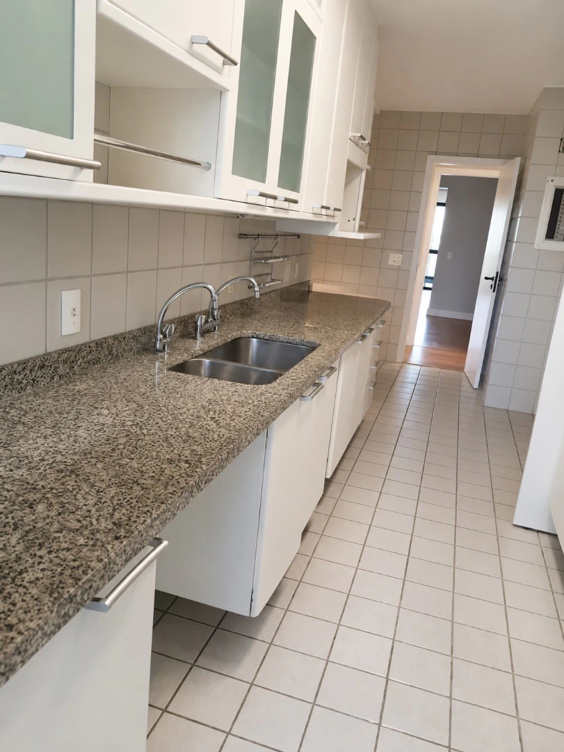 4-bedroom apartment with a glassed-in balcony and 240 m² — photo 9