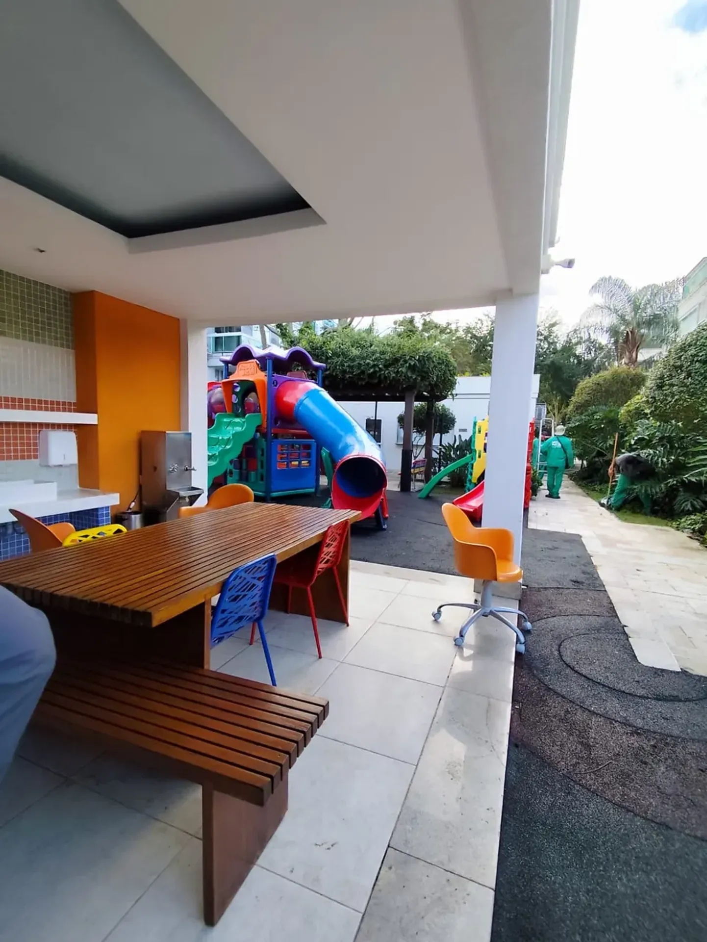 Furnished 2-bedroom apartment with private BBQ — photo 14