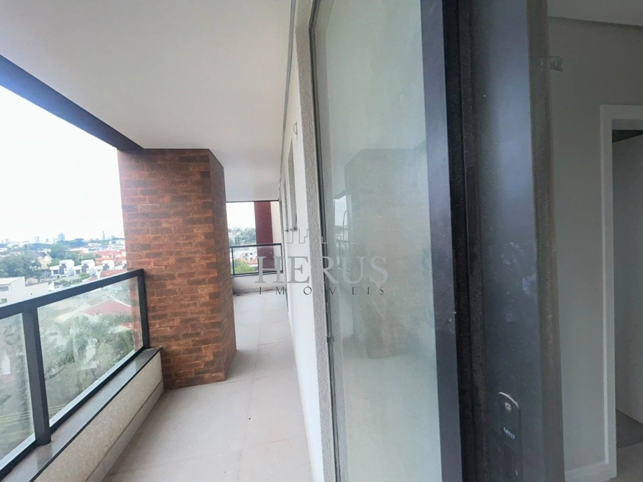Apartamento de 2 quartos com janelas do piso ao teto — photo 17