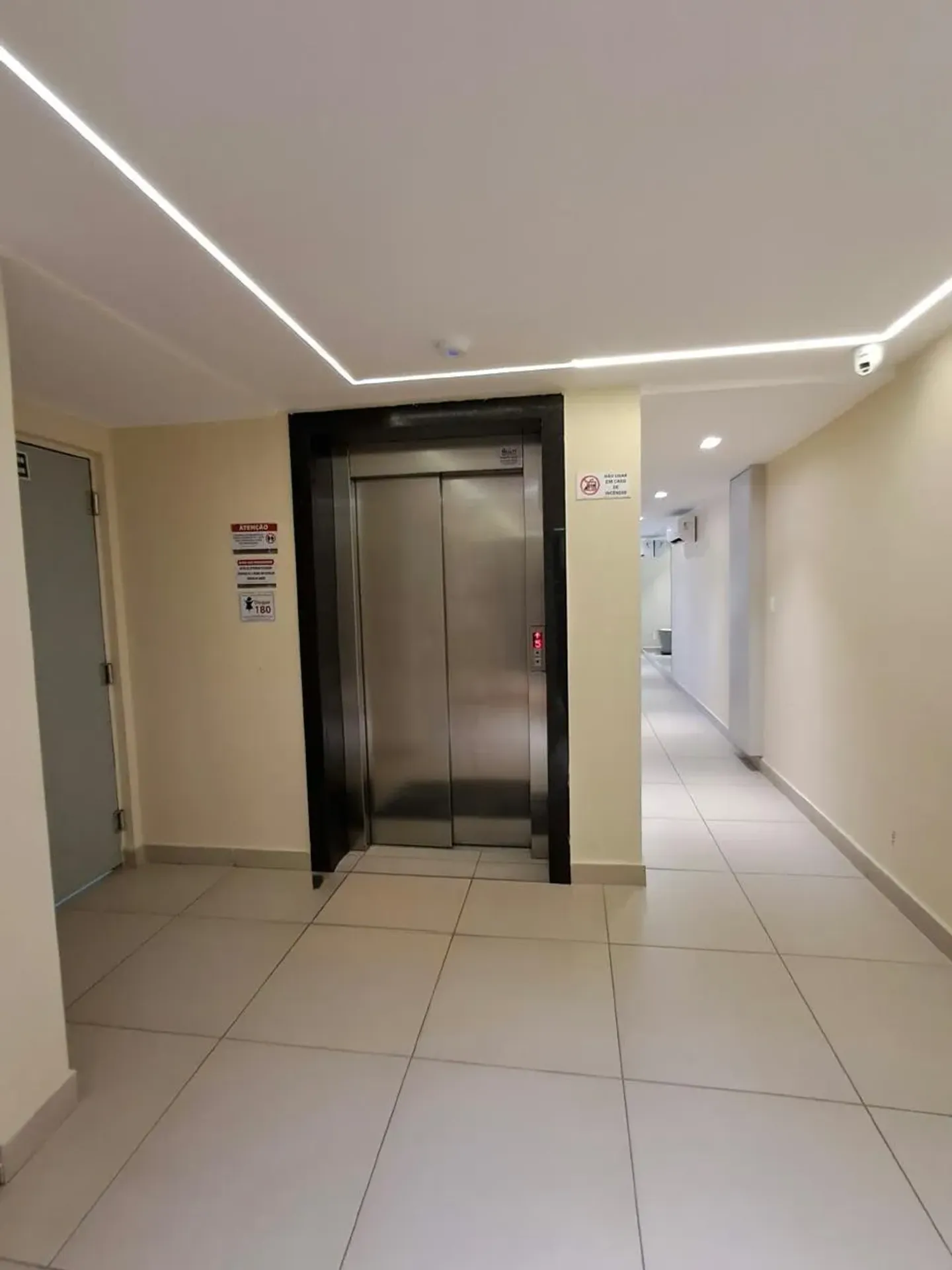 3-bedroom apartment in a building with a gym — photo 9