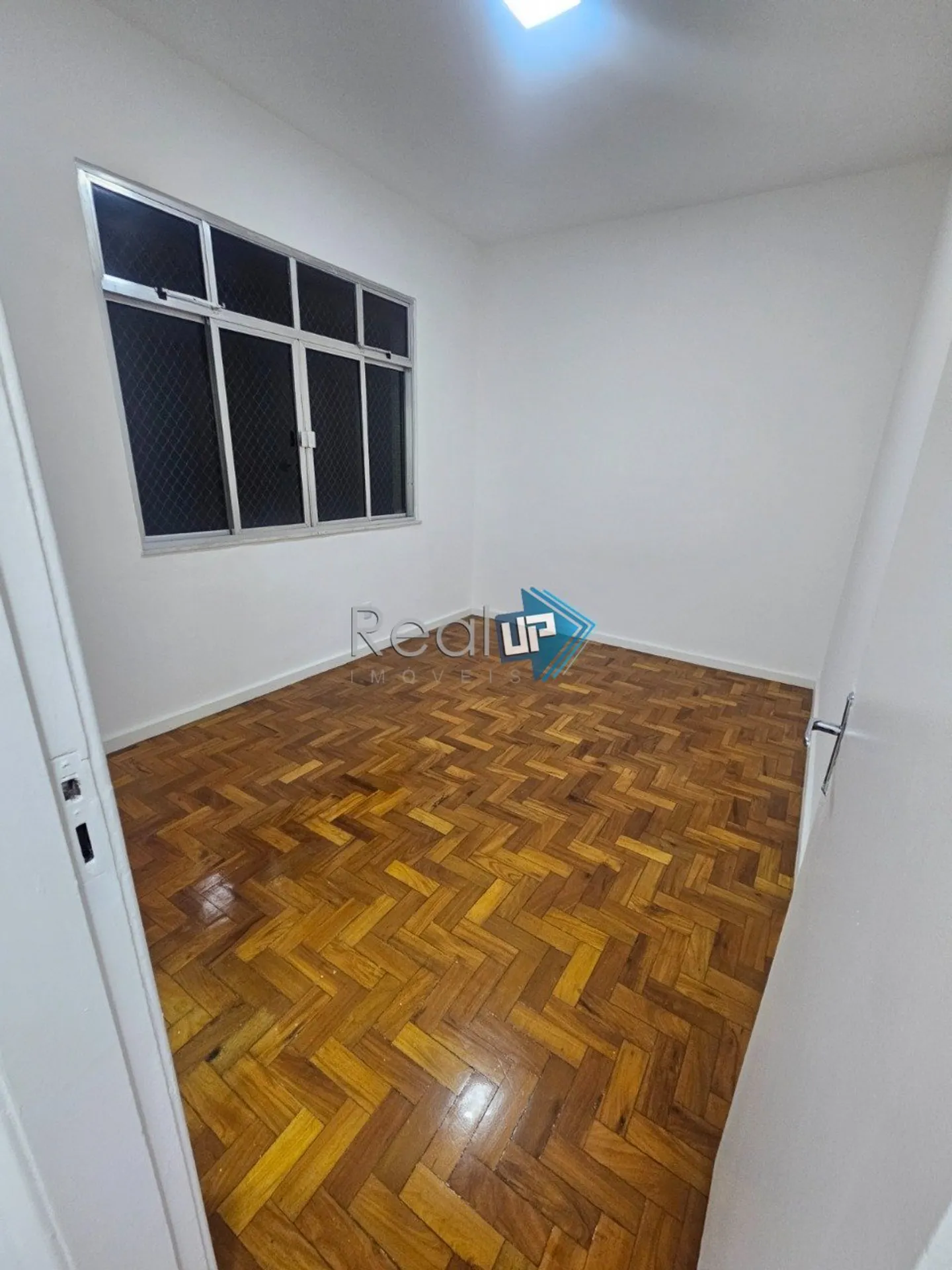 Wood or laminate floors in a 2-bedroom apartment, 68 m² — photo 18
