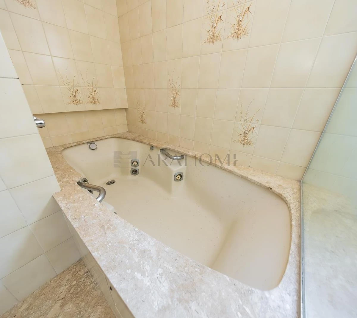 4-bedroom apartment with a bathtub in Curitiba — photo 39