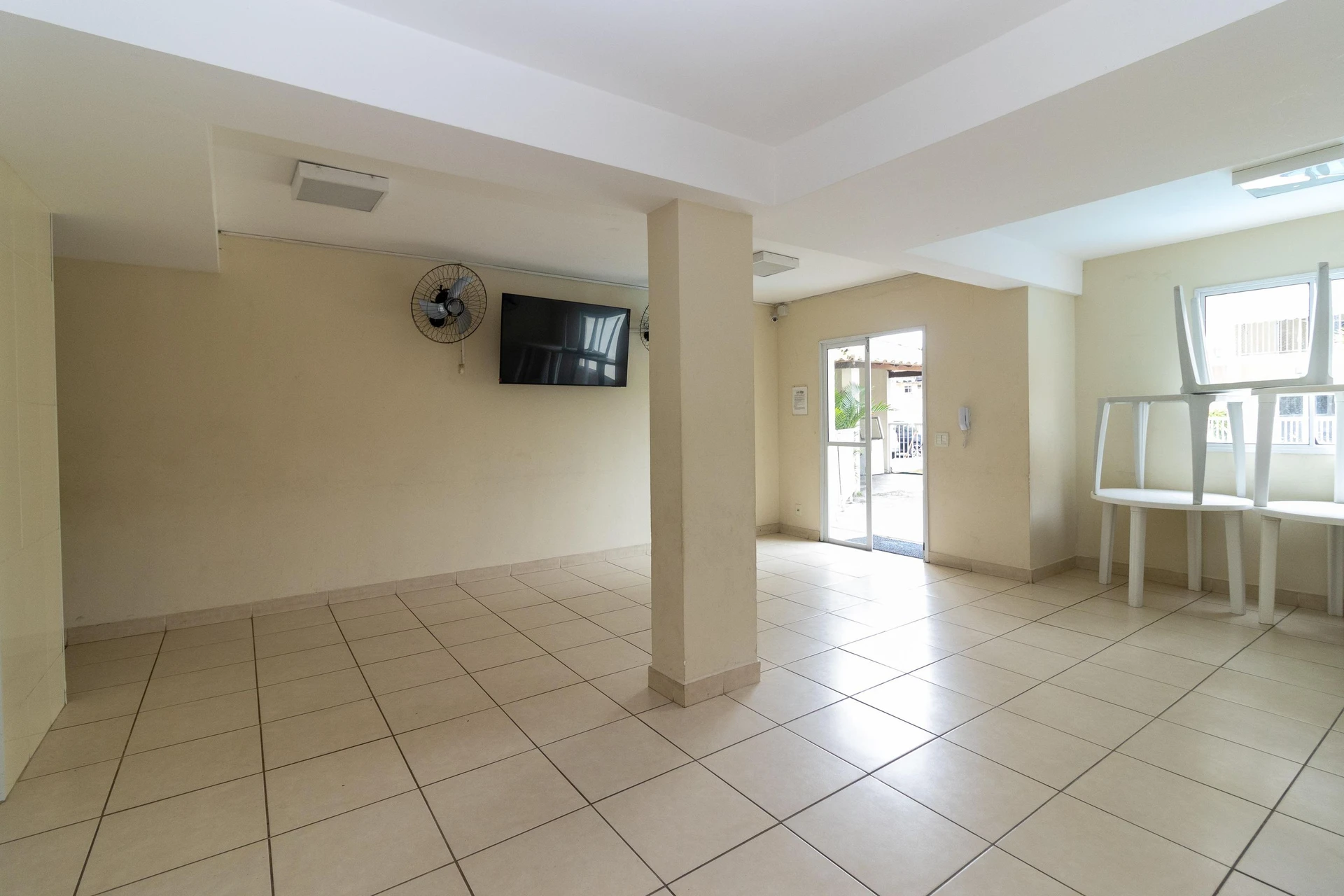 Furnished 2-bedroom apartment with balcony — photo 20