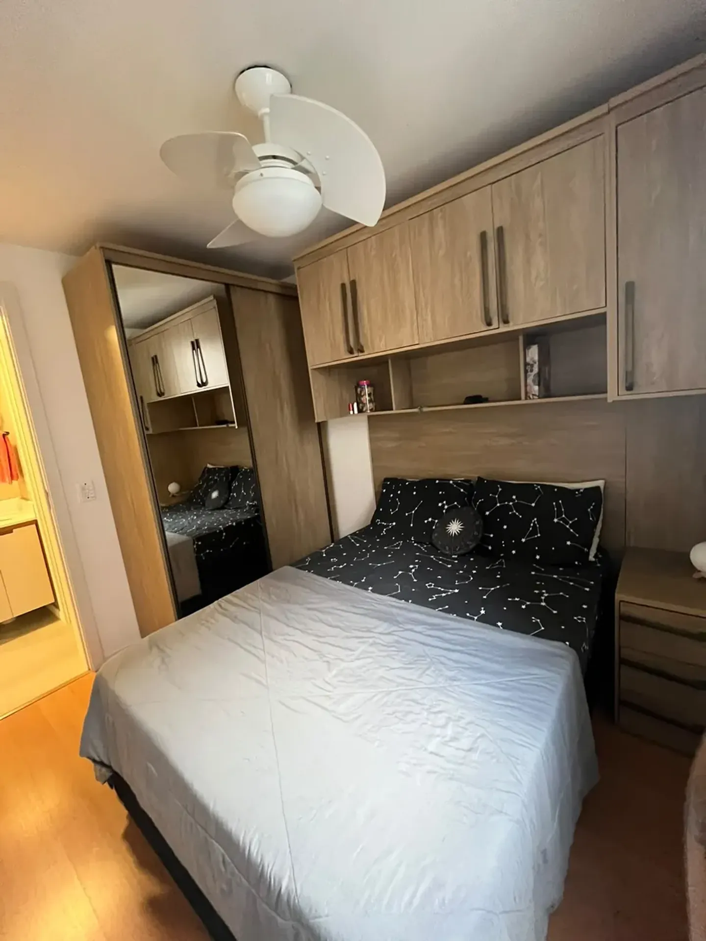 One-bedroom apartment in a building with a gym — photo 5
