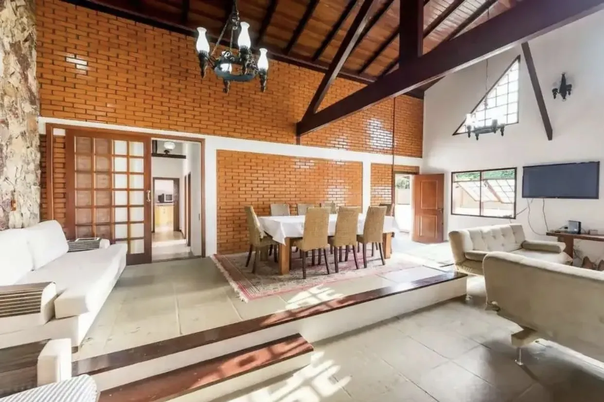 Rentable house with 4 bedrooms, 3 suites and 450 m²