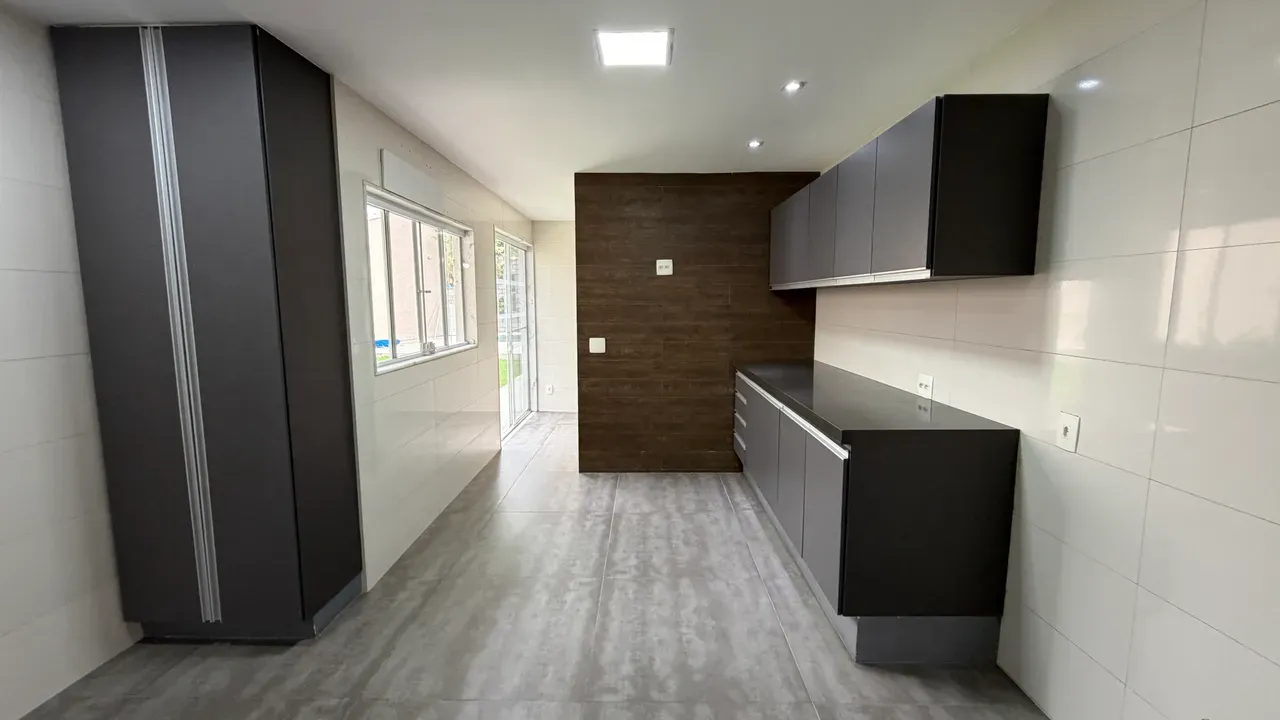 Single-story house with a private garden and 4 bedrooms — photo 32