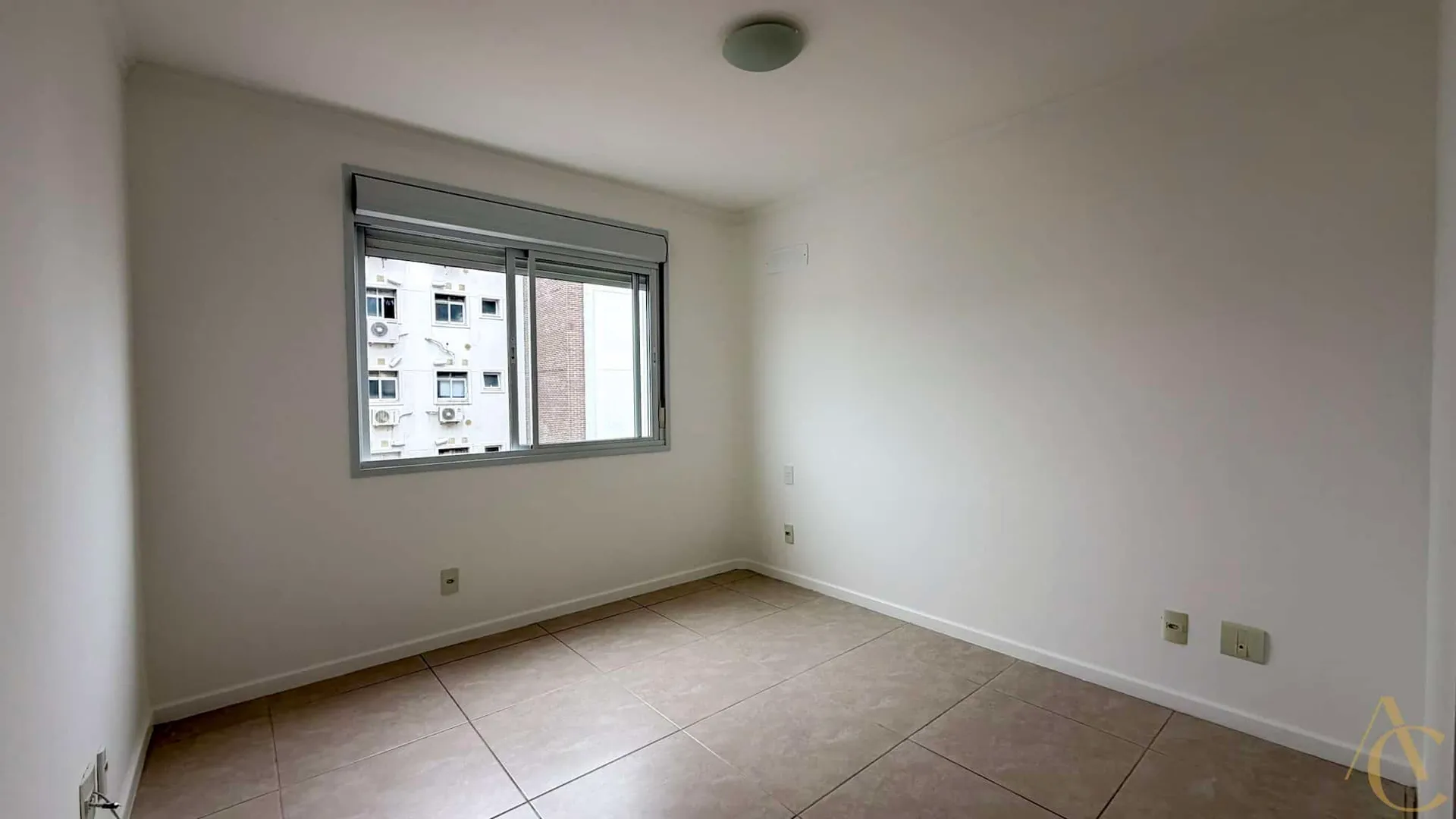 Balcony with a grill in a 3-bedroom apartment, 97 m² — photo 32