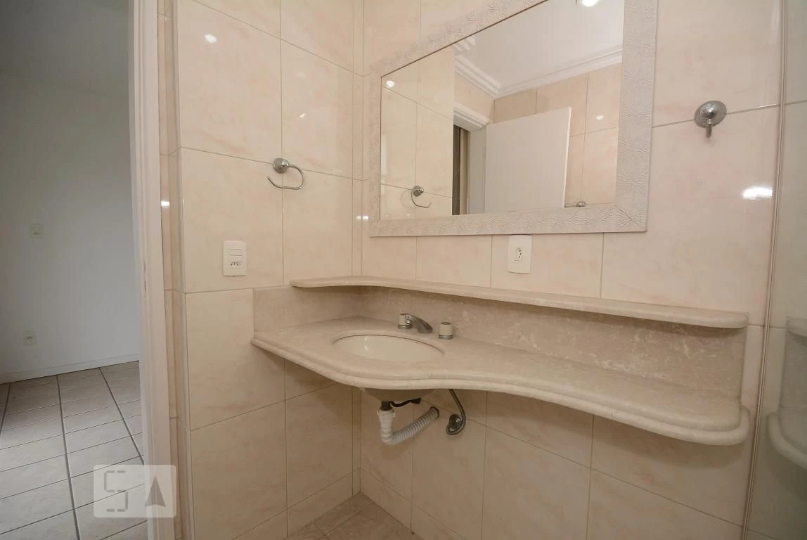4-bedroom apartment in a building with a pool — photo 41