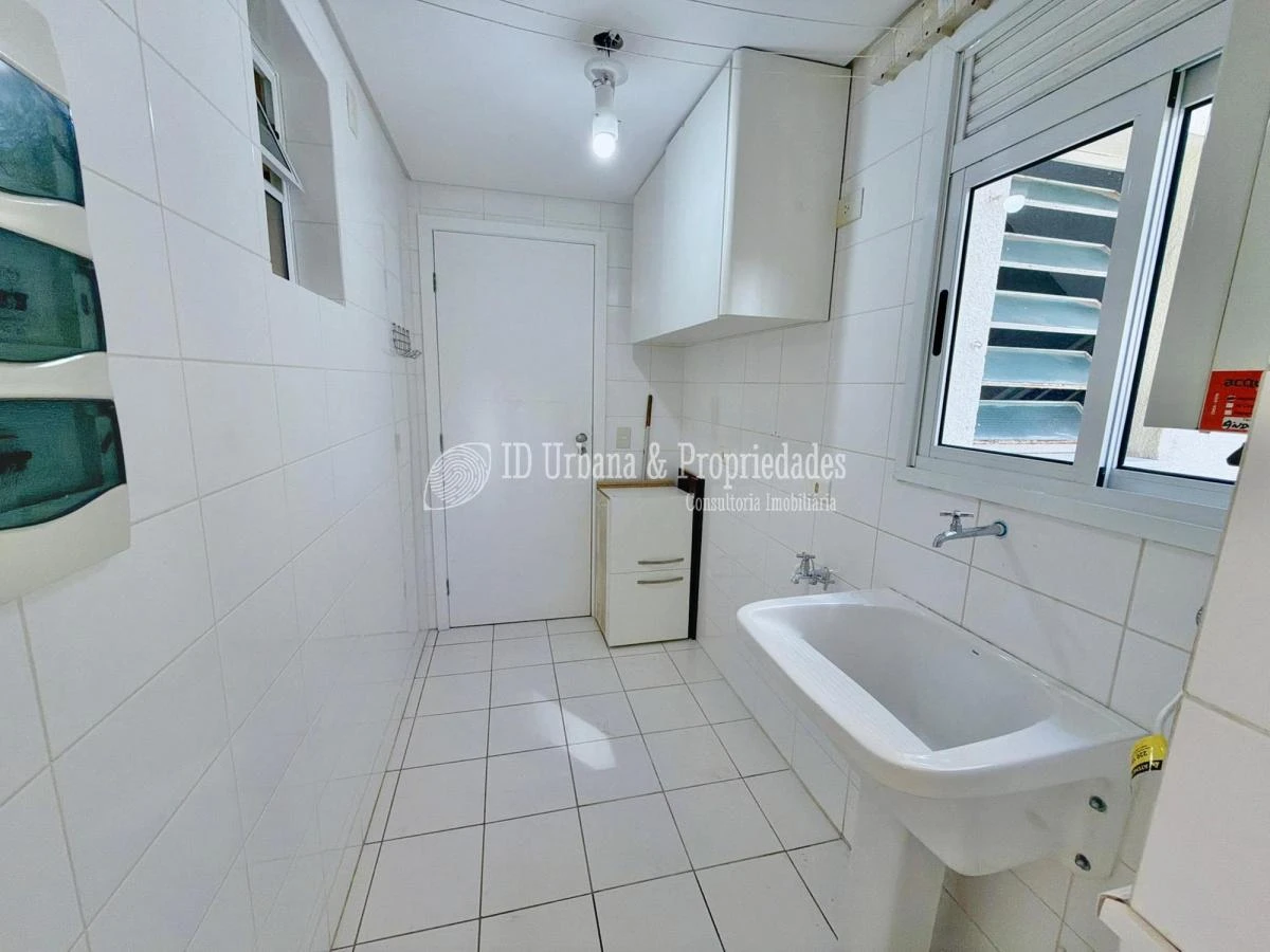 3-bedroom apartment in a building with a pool — photo 41