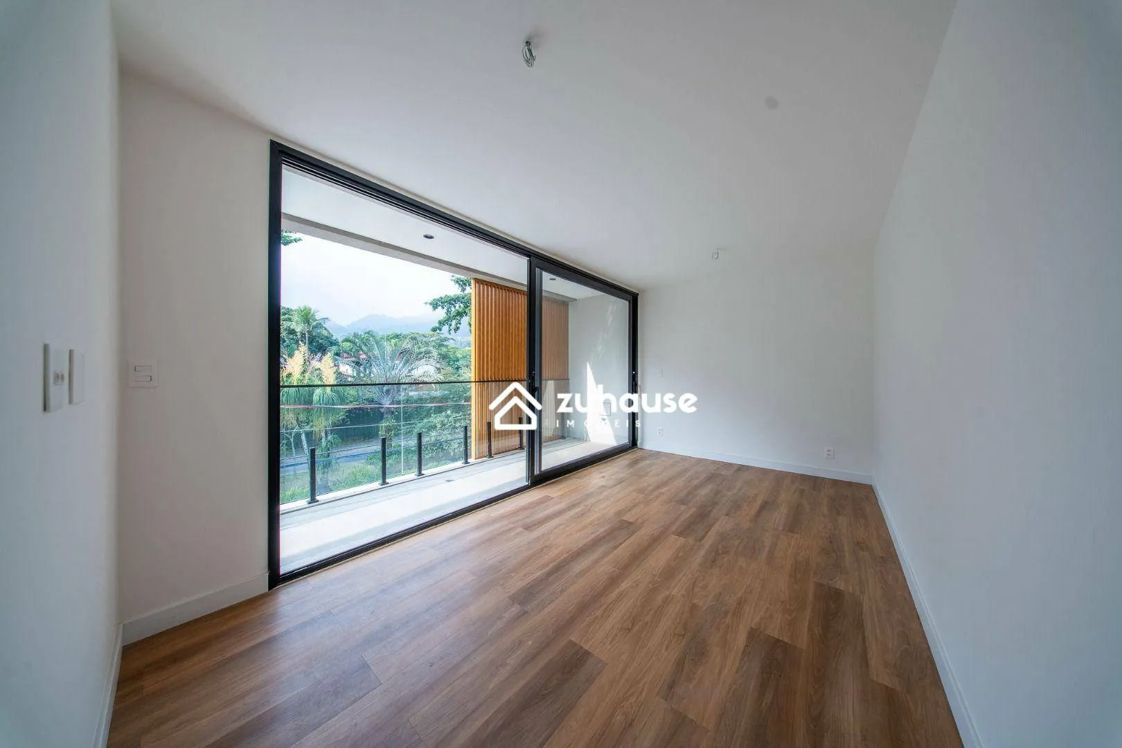 House with 5 bedrooms and an open-plan kitchen — photo 30