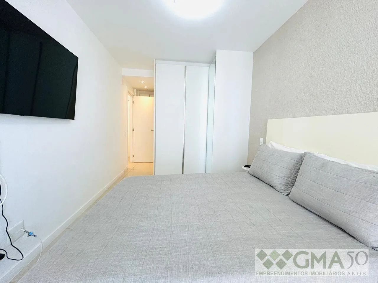 Furnished apartment with 2 bedrooms and a glazed balcony — photo 8