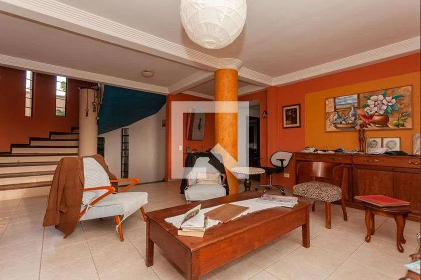 House with 5 bedrooms and a private garden