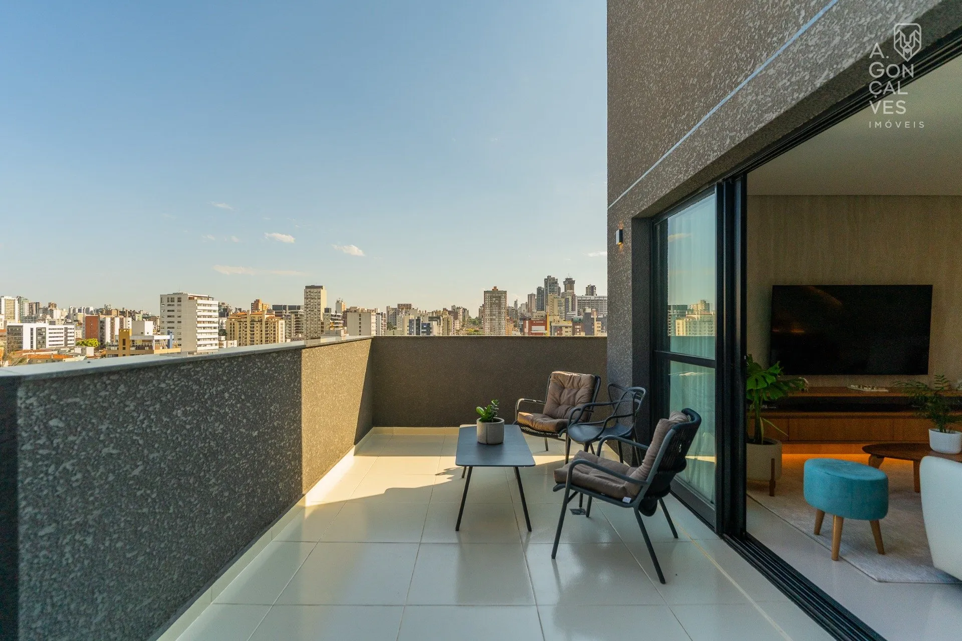 Apartamento com janelas do piso ao teto, Campina do Siqueira