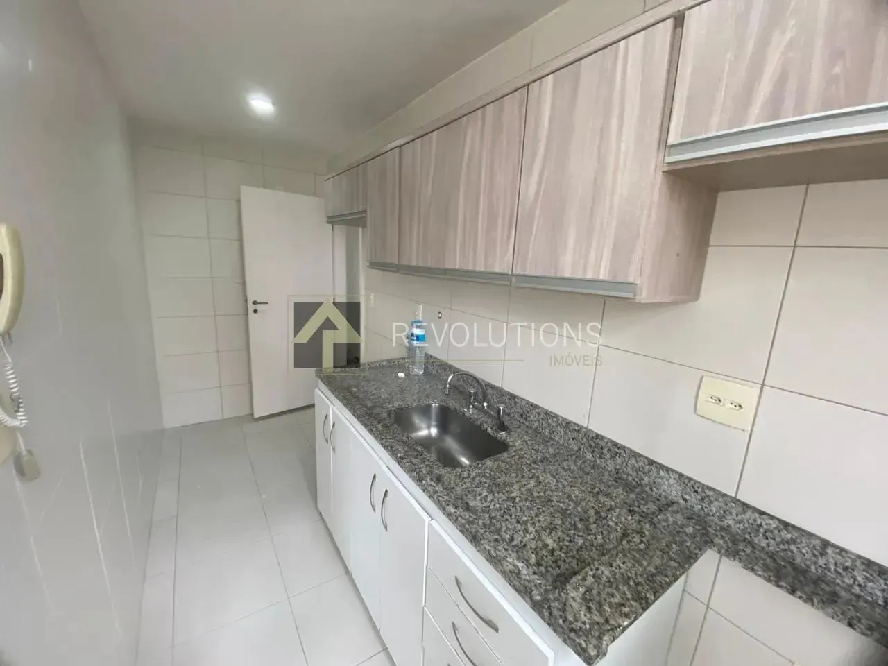 3-bedroom apartment with 3 bathrooms and balcony — photo 2