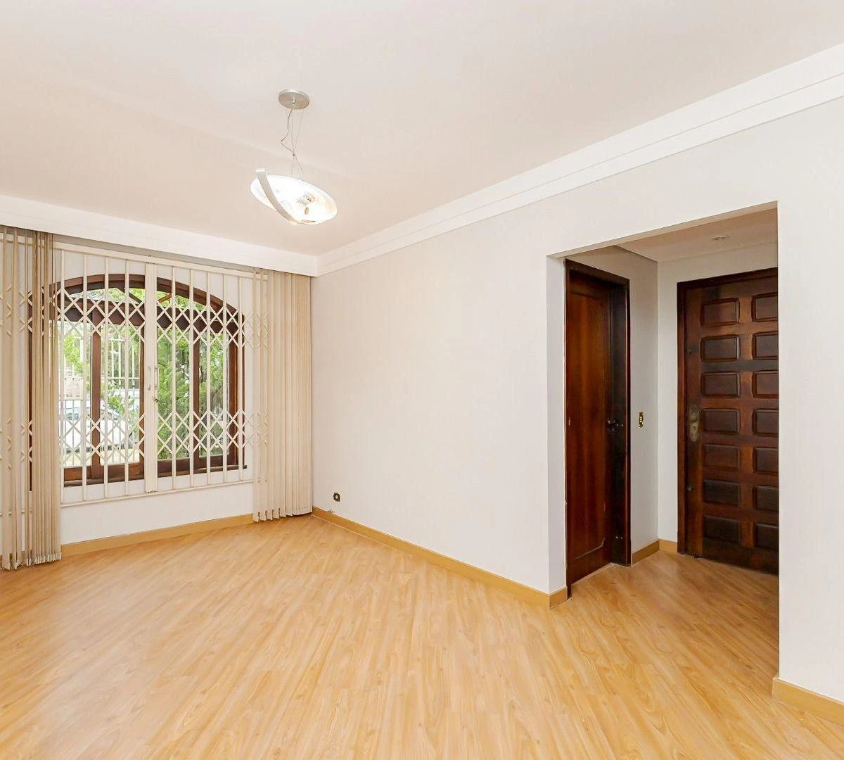 House with 4 bedrooms and 5 parking spaces — photo 8