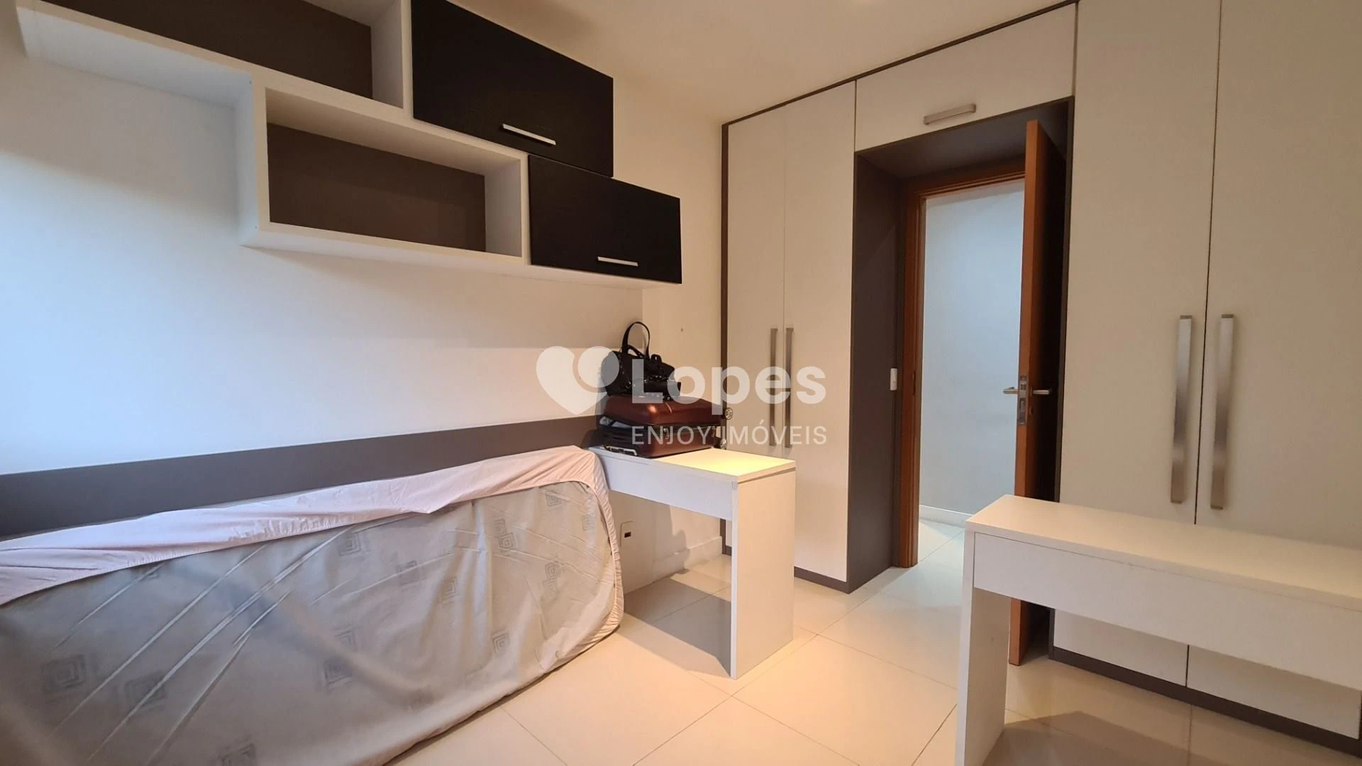 Furnished 2-bedroom apartment with a desk and 71 m² — photo 4