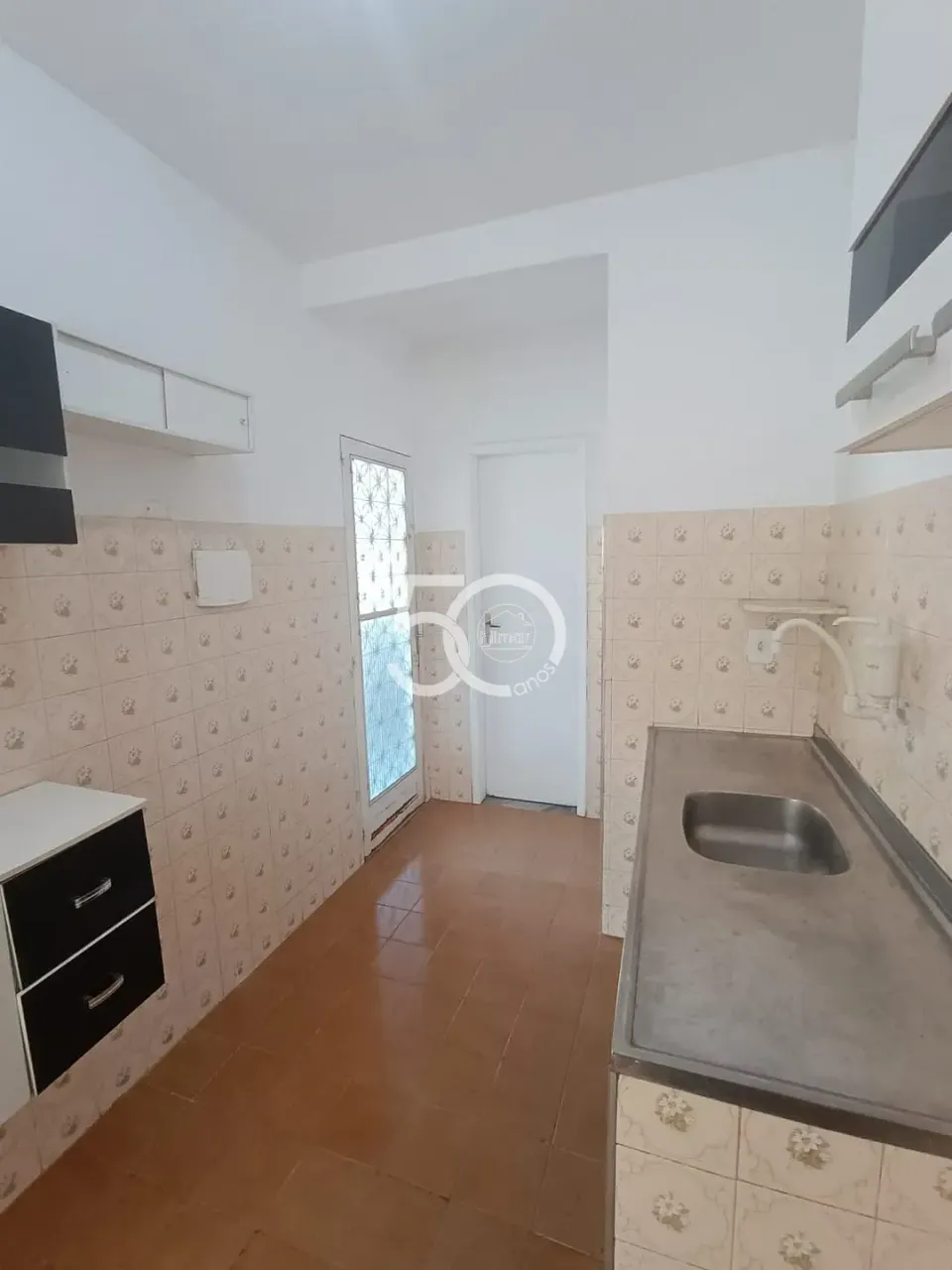 1-bedroom apartment with balcony and a glass shower — photo 16