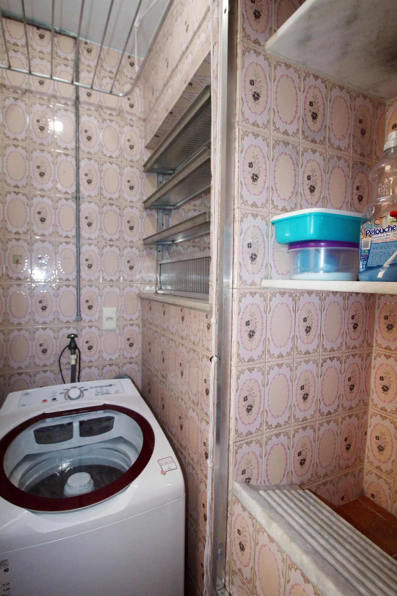 Furnished 2-bedroom apartment with 1 bathroom and glass shower — photo 14