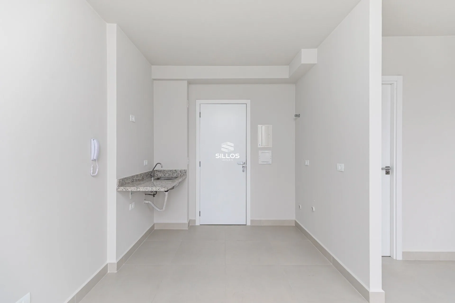 One-bedroom apartment in a building with a gym — photo 2