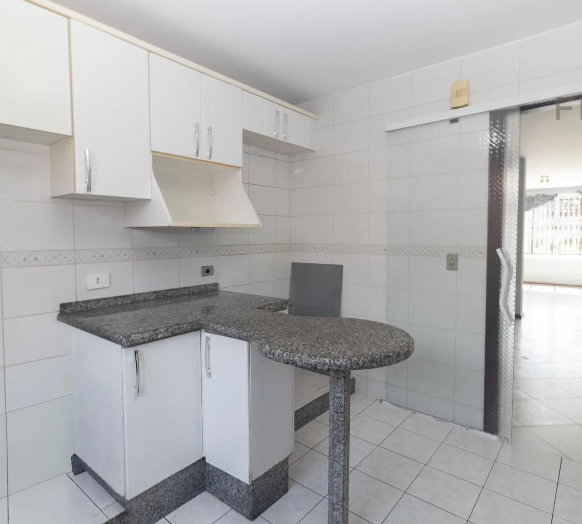 4-bedroom house with a bathtub in Curitiba — photo 2