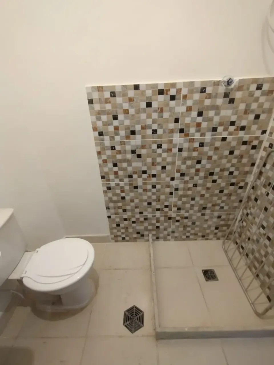 Unfurnished studio with 1 bedroom and wood floors — photo 4