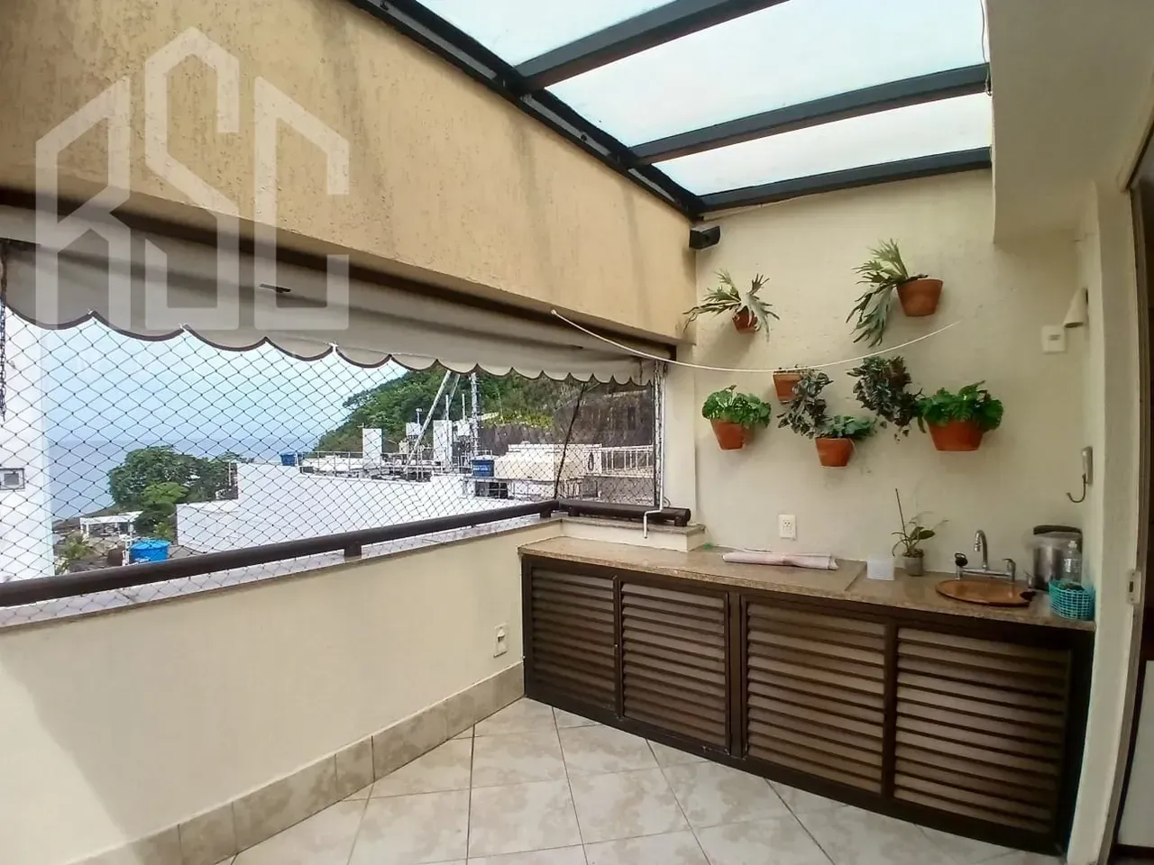 Balcony with a grill in a 2-bedroom apartment, 153 m² — photo 11