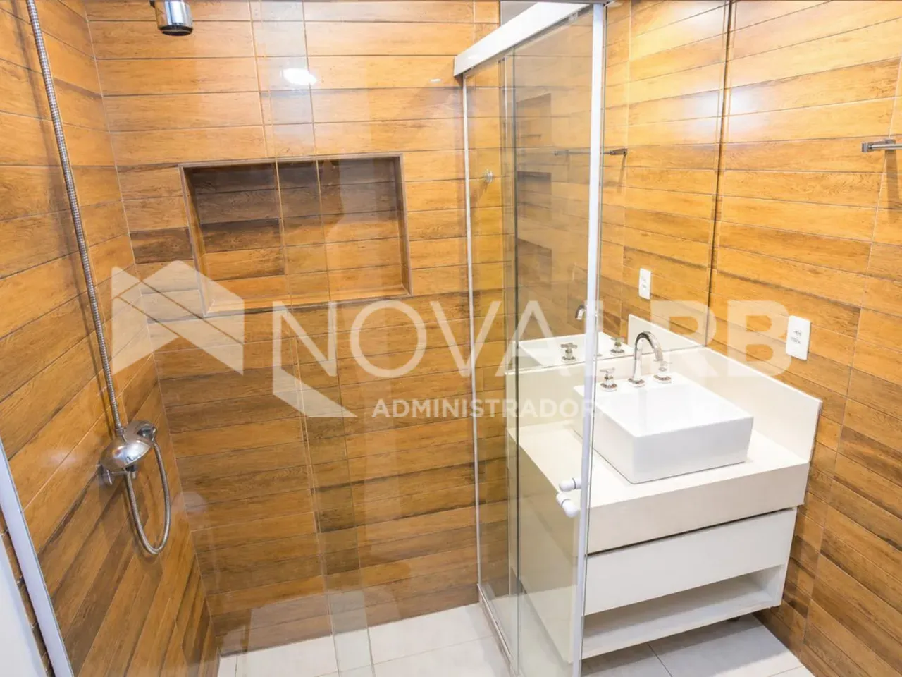 4-bedroom apartment with enclosed glass balcony — photo 56