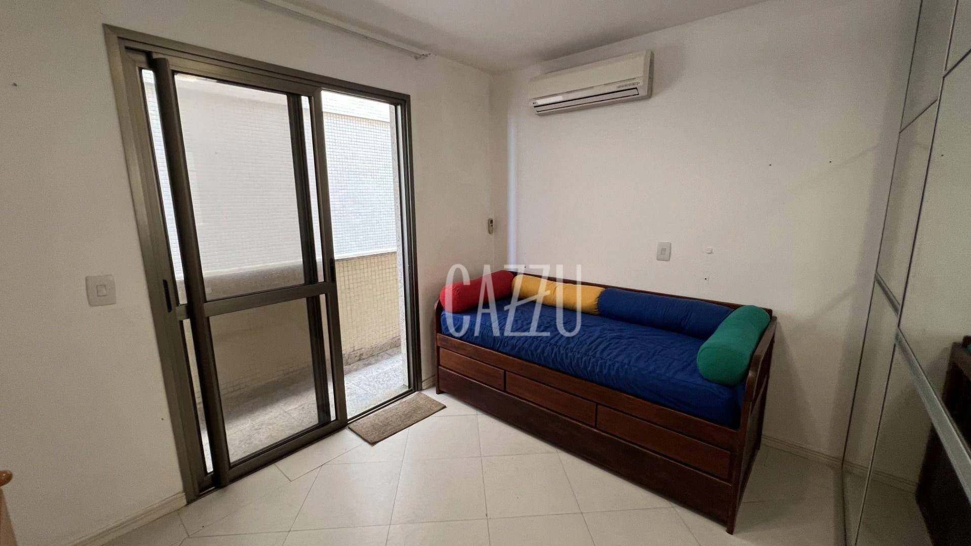 4-bedroom apartment in a building with a sauna — photo 16