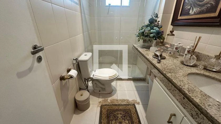 Walk-in closet in a 5-bedroom house, 250 m² — photo 34