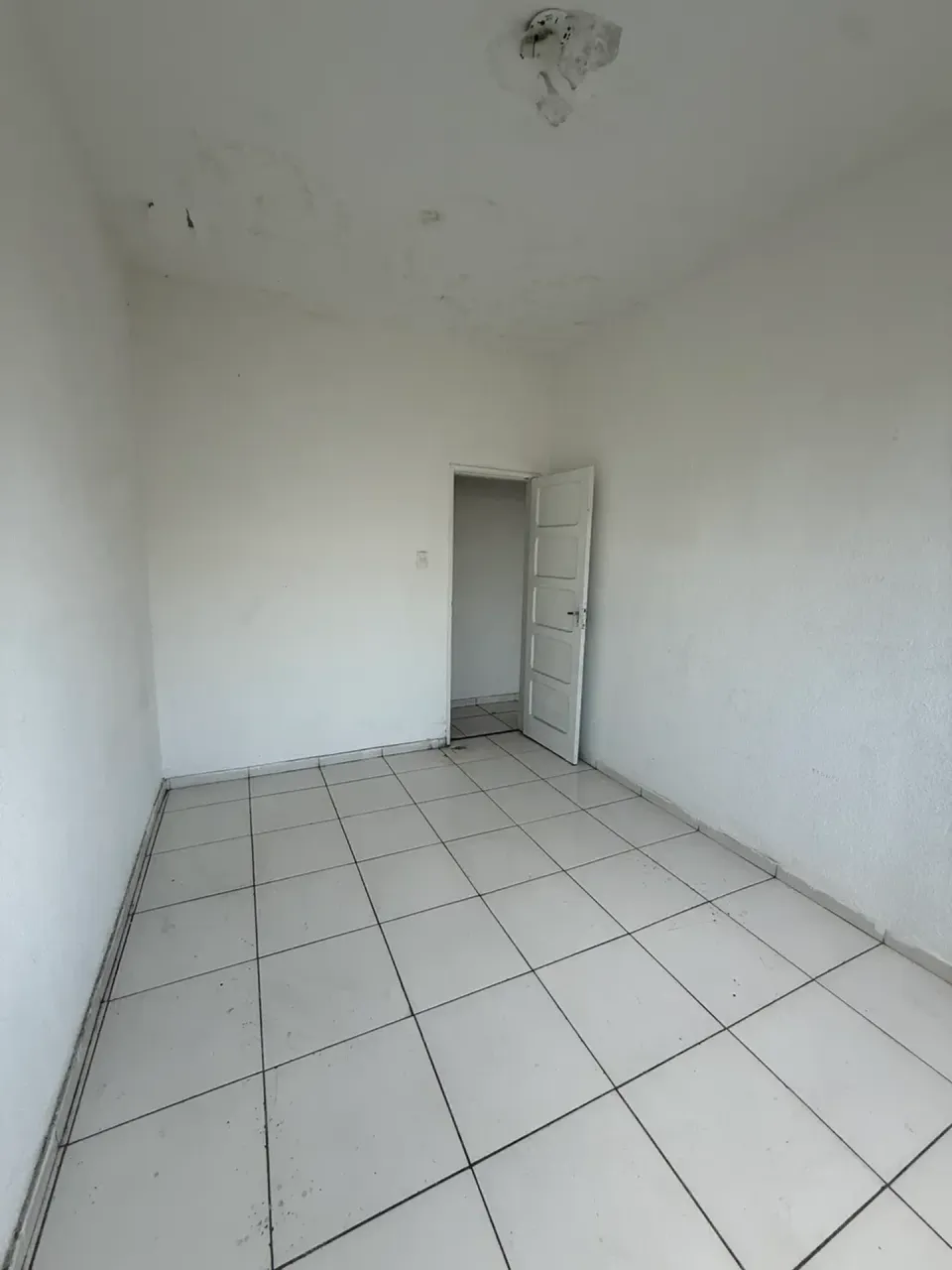 Apartamento com 2 quartos e piso de cerâmica — photo 9
