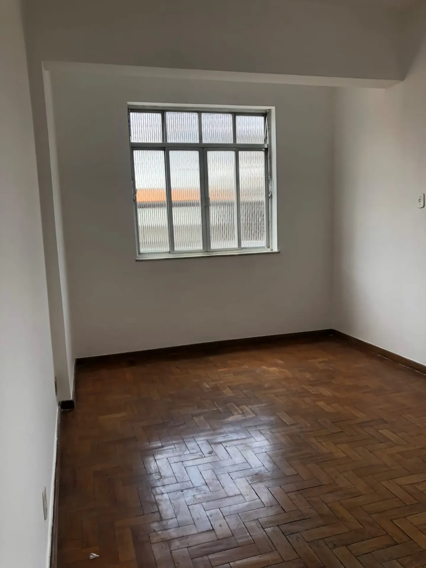 Wood or laminate floors in a 2-bedroom apartment, 82 m² — photo 6