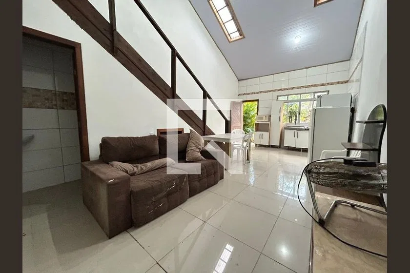 Furnished house with 2 en-suite bedrooms and private yard — photo 3