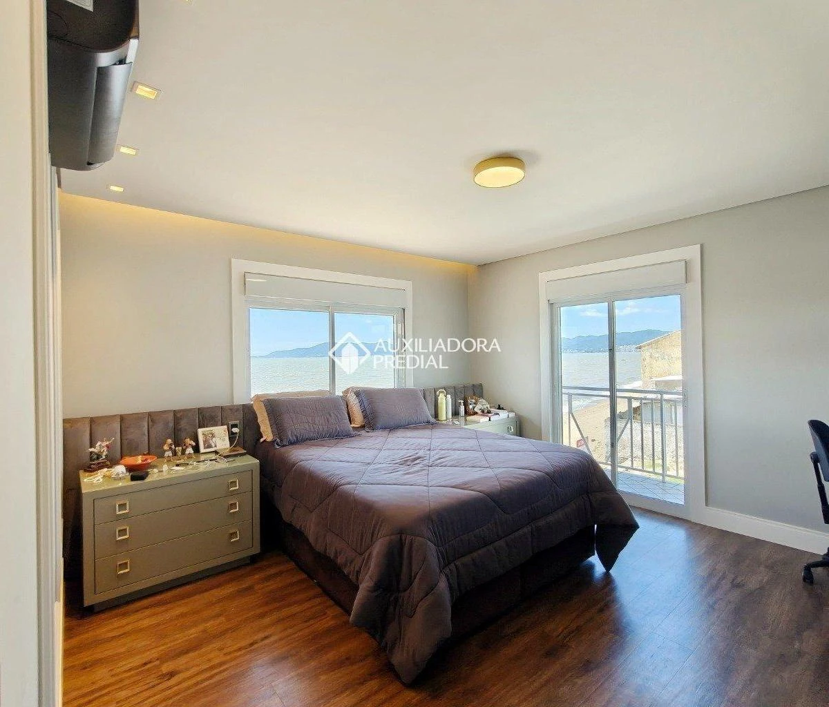 Water view in a 4-bedroom house, 320 m² — photo 39