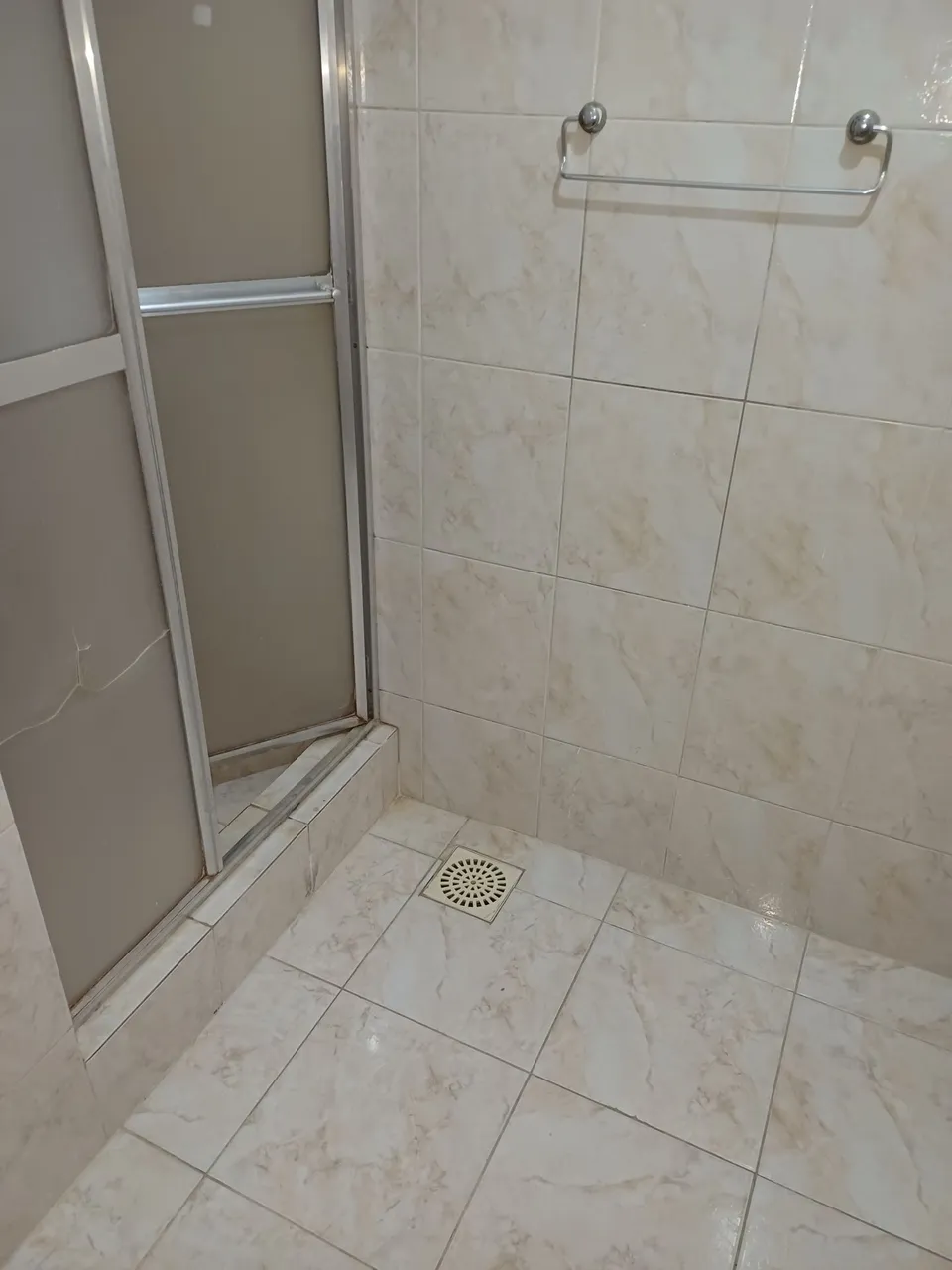 3-bedroom apartment with laundry area and 2 bathrooms — photo 2