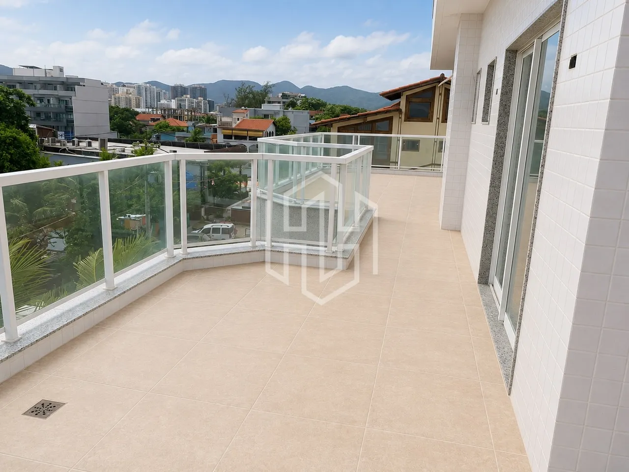 Penthouse with 3 suites and water-facing windows — photo 8