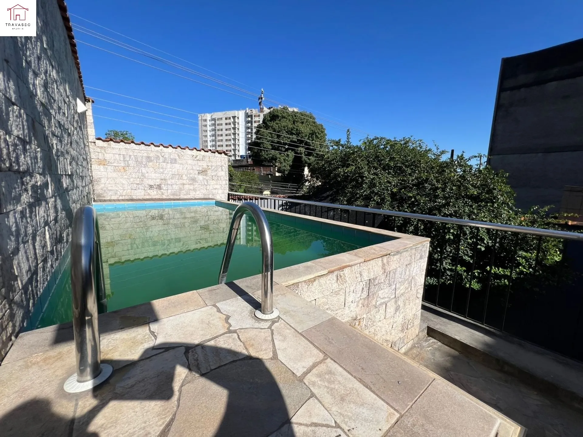 5-bedroom house with a grill on the balcony