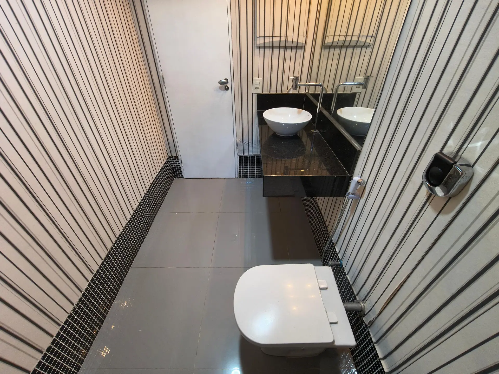 Condo house with 3 bedrooms and a balcony — photo 23